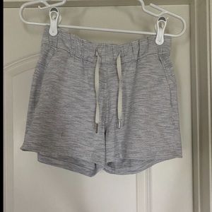 Lululemon On the Fly short 2.5 inch inseam, gray & white, size 4